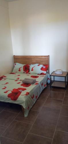 SadaLe Rahma的一间卧室,床上有红色的鲜花