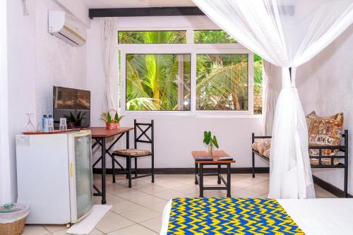 班布里蒙巴萨卡哈马酒店的客房设有床、桌子和窗户。