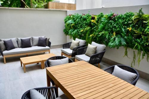 伦敦Sanctum Regent's Park的一个带桌椅和植物的餐厅庭院