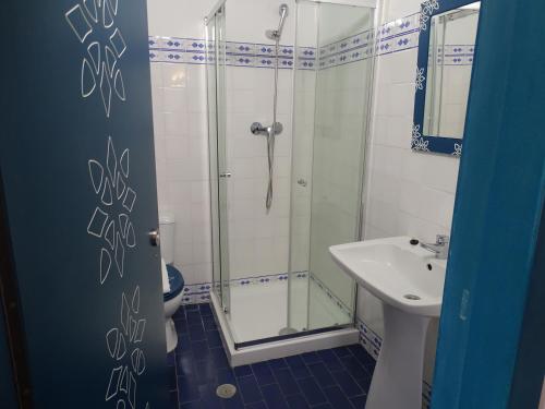 塞卡尔卡萨祖尔M&B酒店的带淋浴和盥洗盆的浴室
