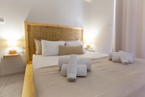 纳弗帕克托斯Casa in Centro的一间卧室配有一张大床和毛巾