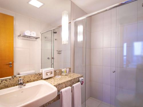 萨尔瓦多Mercure Salvador Boulevard Hotel的一间带水槽和淋浴的浴室