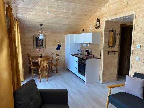 Renanla Cibourg, Centre de vacances的客厅设有厨房和桌椅
