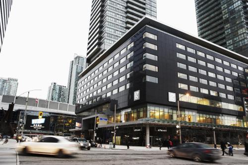 多伦多枫叶广场乐日耳曼集团酒店的一座大型黑色建筑,在城市里,有汽车