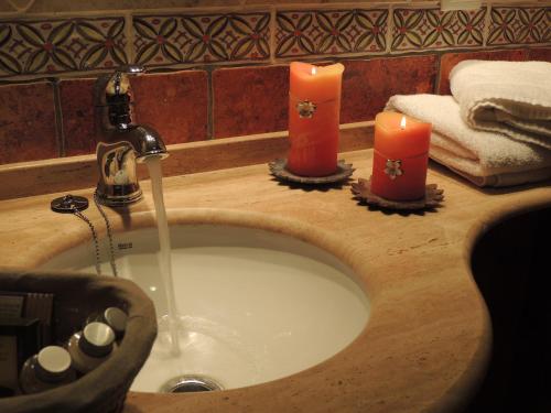BallobarCasa La Mercedes的浴室水槽上方有两根蜡烛