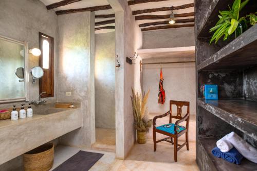 吉汶瓦Villa Lala的一间带水槽和椅子的浴室
