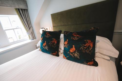 库勒The Seafield Arms-Cullen的卧室的床上配有两个枕头