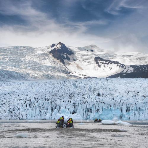 霍夫Fjallsarlon - Overnight adventure的一群站在雪覆盖的冰川前的人