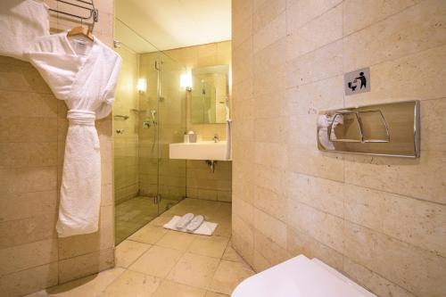 Grand Tala Bay Resort Aqaba的一间浴室
