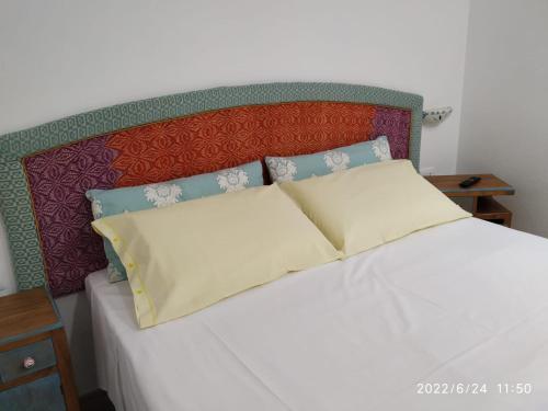 拉努塞伊B&B SA CROBE的床上有2个枕头