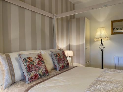 克利夫登Apartment 432 - Clifden的一间卧室配有一张带两个枕头的床