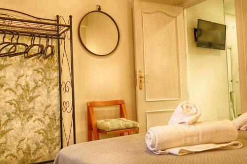 马德里Apartamento nuevo zonas Barajas Ifema Wanda的一间卧室配有一张床、镜子和椅子