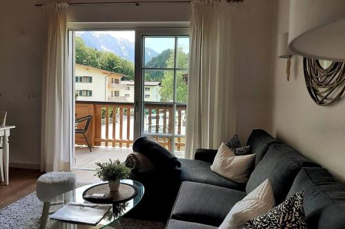 瓦尔赫湖Ferienhaus Kaiserblick - FEWO2的带沙发和大窗户的客厅