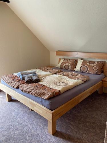 施塔特基尔Haus Petra的一张木架床