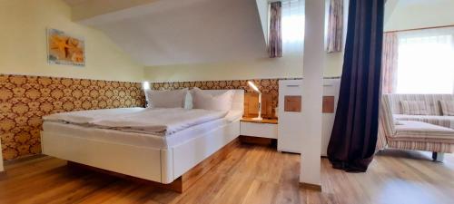 萨斯尼茨Hotel Waterkant的卧室设有一张白色大床和一扇窗户。