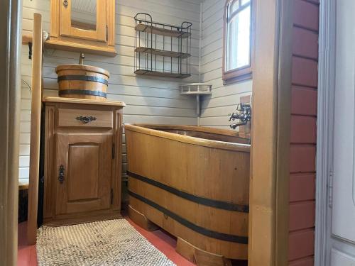 Le SolerRoulotte en bois Sud France的浴室配有木制浴缸和水槽