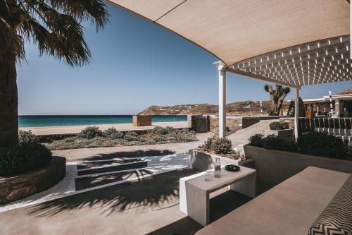 埃利亚海滩Elia Mykonos Resort的享有海滩景致的天井
