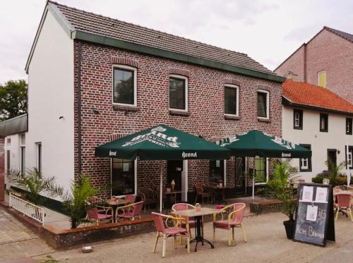 NijswillerBed & Stay Kersenbloesem的大楼前的咖啡馆,带桌椅