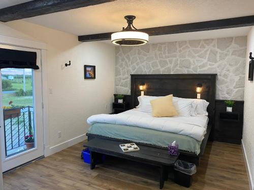 惠灵顿Villa di Casa - Boutique Hotel的一间卧室配有一张石墙床