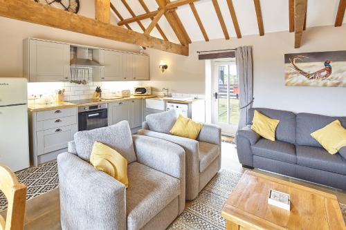 LivertonHost & Stay - Low Waupley Farm的一间带两张沙发的客厅和一间厨房