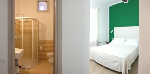 圣特雷莎加卢拉切科酒店的一间卧室配有一张床,浴室设有淋浴。