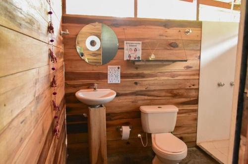 圣玛尔塔Calma Chicha的木制浴室设有卫生间和水槽