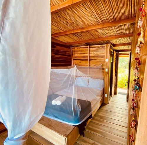 圣玛尔塔Calma Chicha的木屋内的一张床位,配有蚊帐