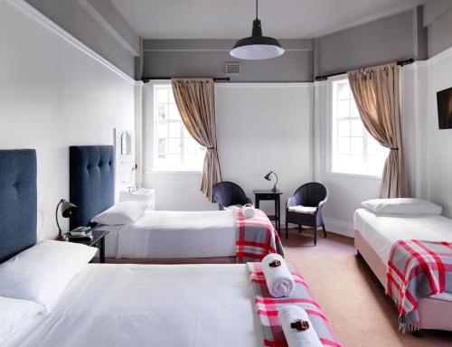 悉尼悉尼大酒店的一间卧室配有两张床,床上铺有泰迪熊