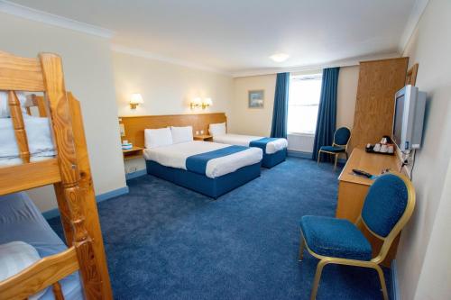 托基TLH Carlton Hotel and Spa - TLH Leisure and Entertainment Resort的酒店客房 - 带2张床和1张双层床