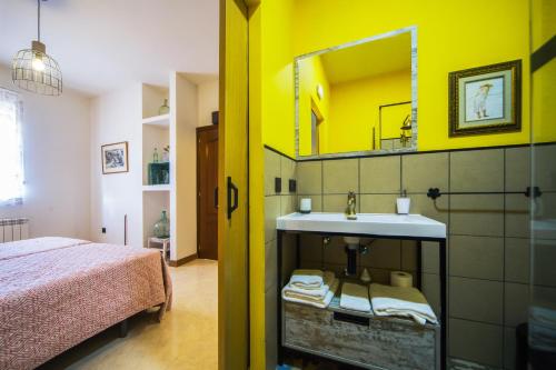 Granja de MoreruelaDonde Victor Luna的一间带水槽和黄色墙壁的浴室