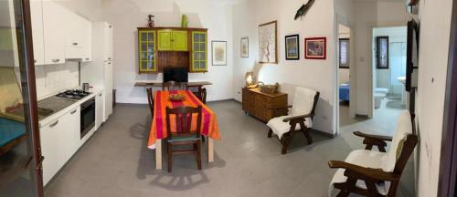 科佩尔蒂诺casa vacanze Riccardo Elisa的一间厨房,房间中间配有一张桌子