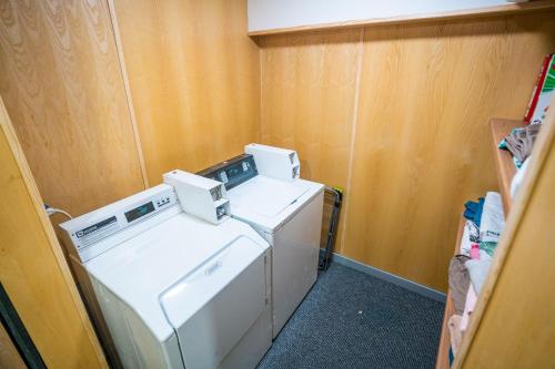 泰恩河畔纽卡斯尔Apartment Chinatown 306的小型洗衣房配有洗衣机和烘干机