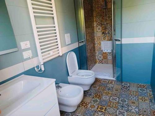 Casal TauleroVilla Cycas的浴室配有卫生间、盥洗盆和淋浴。