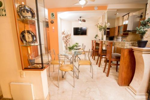 皮乌拉Hotel La Coruña的厨房以及带桌椅的用餐室。