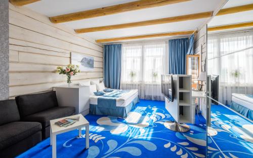 伊尔库茨克商人庭院酒店的一间小酒店客房,铺有蓝色和白色的地毯
