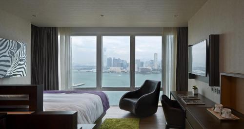 香港嘉富海景酒店的酒店客房设有一张床和一个大窗户