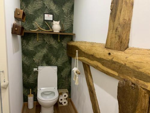 MardorMaison Mard'Or Chambre Forêt的一间小浴室,内设卫生间