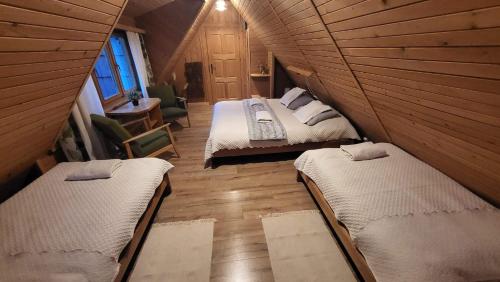 考斯赛力克U Kowalskich - pokoje i apartamenty的小木屋内带三张床的客房