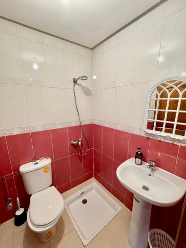 布兹尼盖Appartement Bouznika的一间带卫生间和水槽的浴室