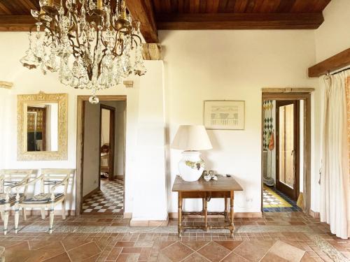 奥尔比亚Villa Smeralda的一间带吊灯和桌子的用餐室