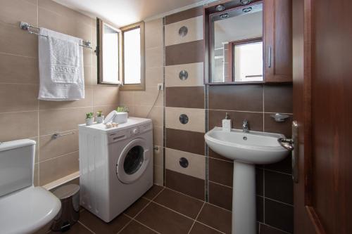 依拉佩特拉Libyan Sea Luxury Apartment 1的一间带洗衣机和水槽的浴室