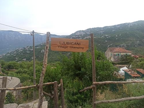 威尔帕扎Ljubicani Village Glamping的读到卢克万村攀登的标志