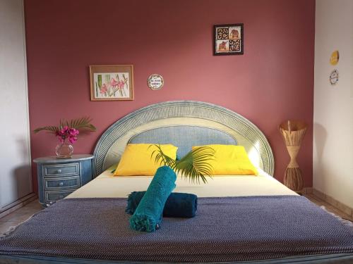 圣罗斯Happy hippies House的一间卧室,床上有一只蓝色填充动物