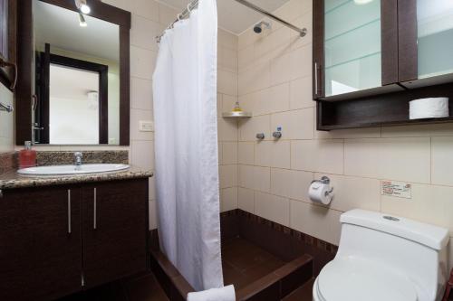 Galapagos Apartments - Bay View House的一间浴室