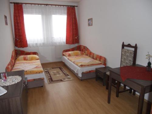 班斯卡-比斯特里察马多娜汽车旅馆的客房设有两张床、一张桌子和一张书桌。