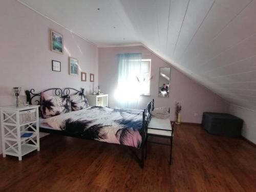 巴特布雷希格Romantische Ferienwohnung的一间卧室,在阁楼上设有床和窗户