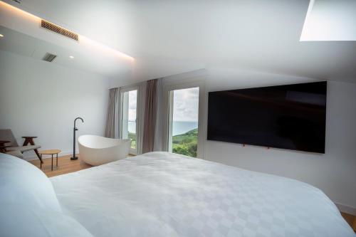 扎鲁亚斯Hotel Boutique Berazadi Berri的白色的卧室设有一张大床和一个大窗户
