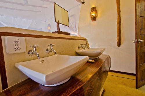 维兰库卢什卡萨卡巴纳海滩酒店的浴室设有木台上的两个盥洗盆