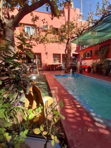 门多萨门多萨艾斯塔星旅舍的庭院中带游泳池的房子