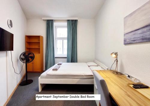 维也纳7brunnen Hostel & Guest House的一间小卧室,配有一张床和一张书桌